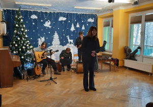 Muzycy stroją instrumenty, a prowadząca zapowiada tematykę spotkania.