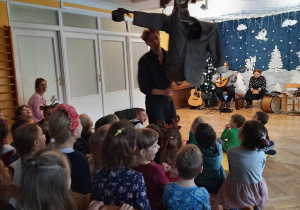 Pan ze strachem na wróble tańczy do skocznej muzyki.