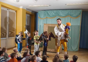 Pięciu chłopców stoi przed publicznością i wraz z księciem wyruszają w poszukiwaniu królewny.