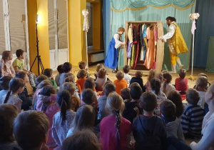 Przedszkolaki oglądają garderobę króla i królowej.