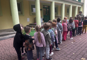 Dzieci podzielone na dwa zespoły, przygotowują się do przeciągania liny.