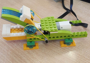 Gotowy robocik krokodyl z klocków LEGO na warsztatach z robotyki i programowania.