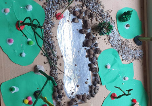 Prezentacja gotowej makiety parku wykonanej przez dzieci z kamieni, plasteliny, patyczków wykonane na zajęciach z Fundacji "Szkatułka".