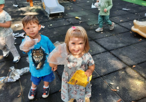 Chłopczyk oraz dziewczynka pokazują co udało im się zebrać w ramach akcji ,,Sprzątania Świata".