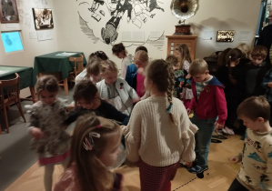 Dzieci grają w grę podłogową znajdującą się w galerii wystawy stałej: "Na żydowskiej ulicy".