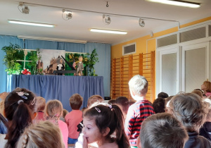 Dzieci oglądają występ Ignacego Paderewskiego podczas jego pobytu w Ameryce.