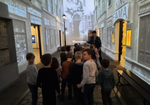 Przedszkolaki zwiedzają część muzealną.