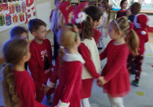 Dzieci z oddziału IV tańczą w parach.