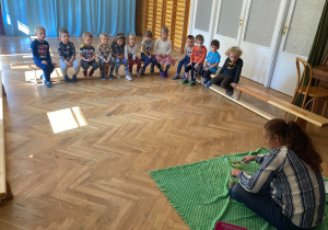 Pani Ania pokazuje dzieciom, jakie zwierzęta dziś odwiedziły przedszkole.