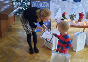 Chłopiec odbiera dyplom oraz nagrodę za zajęcie I miejsca w konkursie.