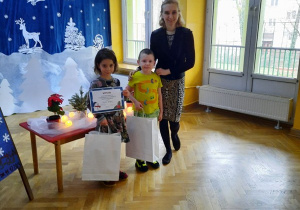 Dziewczynka oraz chłopiec odbierają dyplom oraz nagrodę za zajęcie ex aequo II miejsca w konkursie, w kategorii wiekowej 5-6 latków.