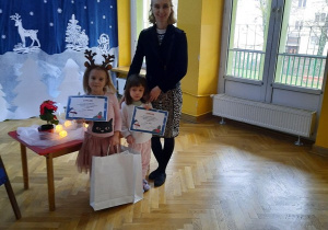 Dwie dziewczynki, które otrzymały ex aequo III miejsce w konkursie odbierają swoje nagrody oraz dyplomy.