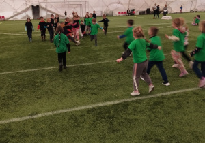 Dzieci z oddziału IV biorą udział w grze drużynowej podczas Mikołajkowego Festiwalu Sportu.