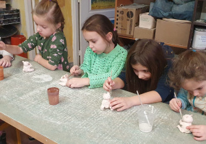 Pięć dziewczynek dopiero zaczyna malować swoje misie na brązowo.