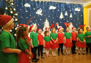 Przedszkolaki śpiewają świąteczną piosenkę.