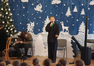 Artystka śpiewa piosenki z repertuaru Andrzeja Korzyńskiego.