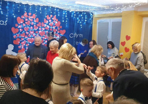 Starszaki zaprosiły babcie i dziadków do wspólnego tańca.