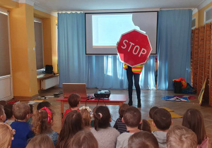 Prowadząca prezentuje dzieciom znak "STOP" i objaśnia jego znaczenie.
