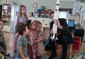 Zaproszony rodzic prezentuje rakietę i opowiada o niej.