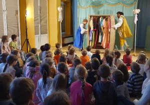 Przedszkolaki oglądają garderobę króla i królowej.