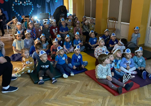 Dzieci oglądają bajkę pt. "Jaś i niebieskie motyle".