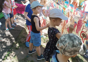 Dzieci malują obrazki na folii.