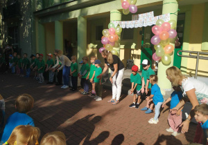 Pochylone starszaki klaszczą w dole rękami.