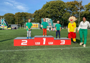 Pamiątkowe zdjęcie chłopców na podium.