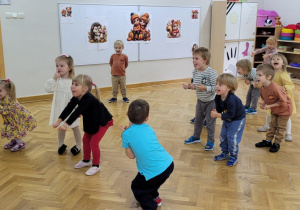 Dzieci wykonują polecenia zawarte w piosence ruchowej.