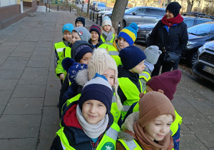 Bohater tygodnia: Starszaki idą w parach do zakładu fryzjerskiego.