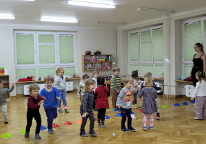 Maluszki, podzielone na dwie grupy, bawią się w bitwę śnieżkami z papieru.