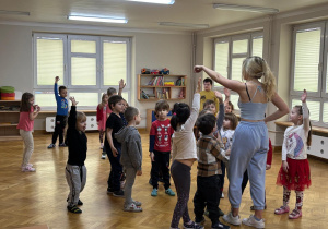 Dzieci stoją w rozsypce na sali, a prowadząca zumbę wybiera osobę, która będzie berkiem.