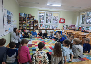 Starszaki witają się z Profesorkiem Labolkiem.