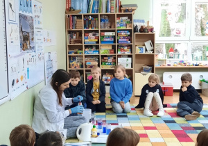 Prowadząca tworzy podczas eksperymentu atrament sympatyczny.