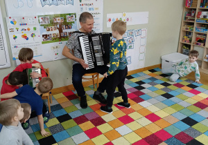 Bohater tygodnia: Chętne dzieci podchodzą do instrumentów, aby popatrzeć na nie z bliska.