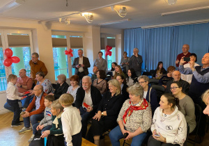 Dzieci wręczają stworzone przez siebie upominki siedzącym na widowni babciom i dziadkom.