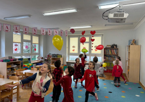 Dzieci tańczą swobodnie z balonami do muzyki dla dzieci.