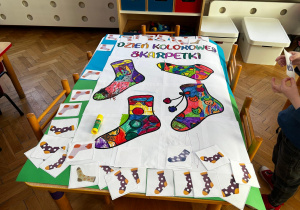 Gotowa praca zbiorowa dzieci przedstawiająca kolorowe skarpetki.