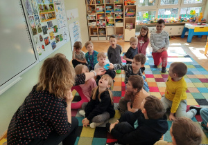 Bohater Tygodnia: chłopiec odbiera kartonik za podanie poprawnej odpowiedzi przez grupę.