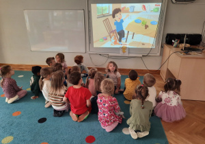 Przedszkolaki oglądają animację do pierwszego opowiadania z projektu "Czuciaki z Krainy Emocji".