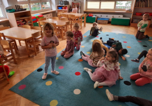 Dziewczynka mimiką twarzy prezentuje wybraną przez siebie emocję - złość.