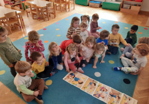 Dzieci układają w chronologicznej kolejności ilustracje do opowiadania projektowego.