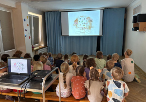 Dzieci oglądają animację pt. "The dot".