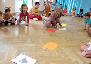 Dziewczynka odkrywa jedną z kart memory i znajduje wiewiórkę do pary.