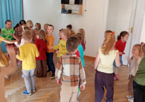 Przedszkolaki tańczą do dziecięcych utworów muzycznych.