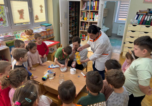 Chłopiec wspólnie z rodzicami wykonuje "maść leczniczą" w ramach projektu Bohater Tygodnia.