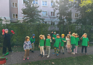 Starszaki ustawione w pociąg czekają na swoją kolej do zbijania kręgli.
