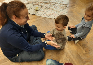 Kurczak siedzi chłopcu na ramieniu.