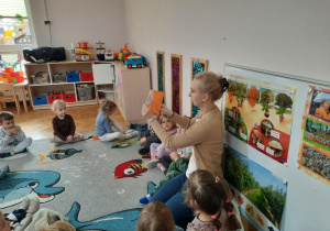 Nauczycielka po odczytaniu informacji na kopercie otwiera ją wraz z dziećmi.