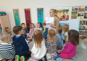 Nauczycielka objaśnia dzieciom zadanie, które grupa Pantery nam przygotowała.